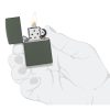 Prikaz u ruci: ZIPPO Green Matte 221 – upaljač prikazan u ruci
