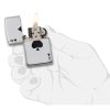 ZIPPO upaljač LUCKY ACE 24011 toptaurus.rs 3 Prikaz u ruci: ZIPPO LUCKY ACE 24011 – upaljač prikazan u ruci