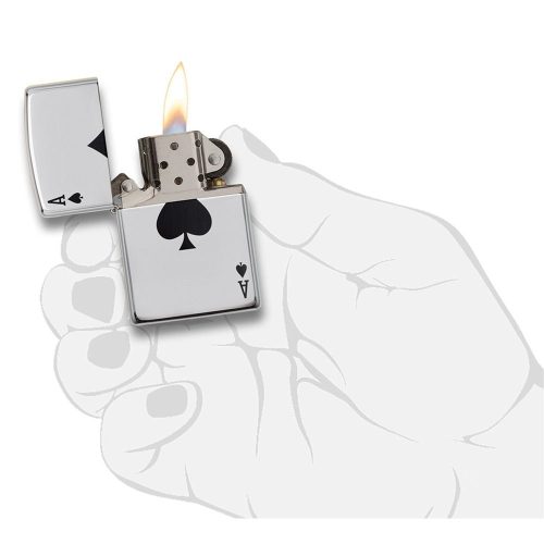 ZIPPO upaljač LUCKY ACE 24011 toptaurus.rs 3 Prikaz u ruci: ZIPPO LUCKY ACE 24011 – upaljač prikazan u ruci