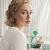 ARMANI Acqua Di Gioia EDP zenski parfem toptaurus.rs 1 ARMANI Acqua Di Gioia EDP zenski parfem slika za zenom plavusom kratke kose u belom