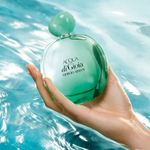 ARMANI Acqua Di Gioia EDP zenski parfem toptaurus.rs 2 ARMANI Acqua Di Gioia EDP zenski parfem bocica u ruci zene u vodi