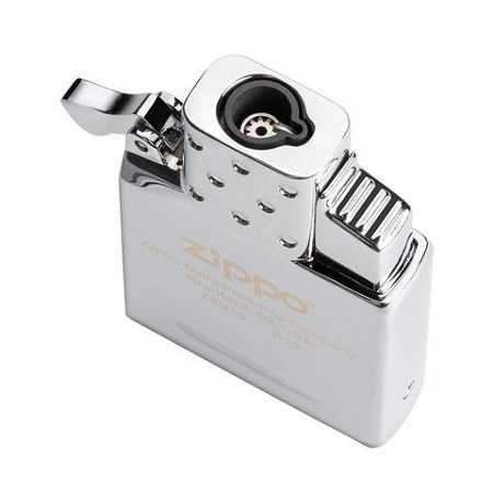 Detalji dizne: ZIPPO 65826 gas uložak – prikaz jedne dizne i stabilnog plamena