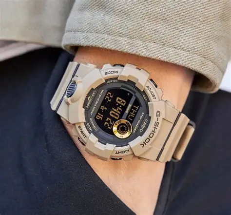 G-SHOCK GBD-800UC-5ER digitalni LCD brojčanik sa LED osvetljenjem. Slika na ruci