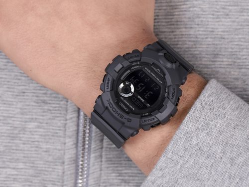 Muški ručni sat G-SHOCK GBD-800UC-8ER sa digitalnim hronografom i LED osvetljenjem. Sat na ruci