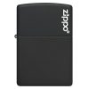 Detalji površine: ZIPPO Black Matte 218ZL – detaljan prikaz mat završne obrade i logotipa