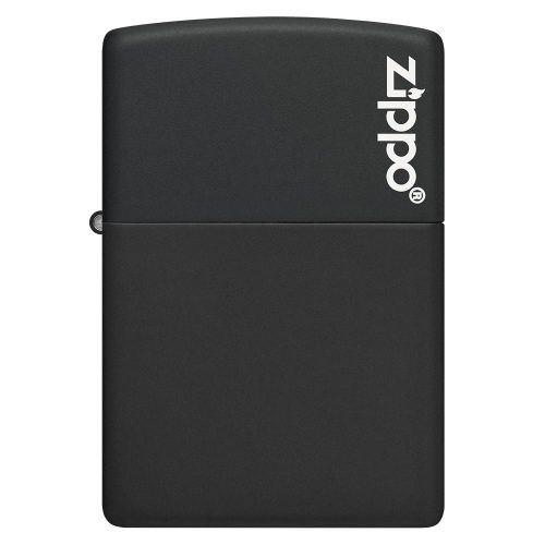 Detalji površine: ZIPPO Black Matte 218ZL – detaljan prikaz mat završne obrade i logotipa