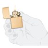 Prikaz u ruci: ZIPPO 240 Regular Solid Brush – upaljač prikazan u ruci