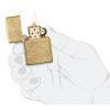 Prikaz u ruci: ZIPPO 49477 Tumbled Brass – upaljač prikazan u ruci za skalu i ergonomiju