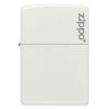 Detalji površine: ZIPPO White Matte 214ZL – detaljan prikaz mat završne obrade i logotipa