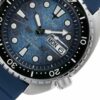 100846 SEIKO Prospex Save The Ocean SRPF77K1 detalj plavog brojčanika sa teksturom talasa i datumom.