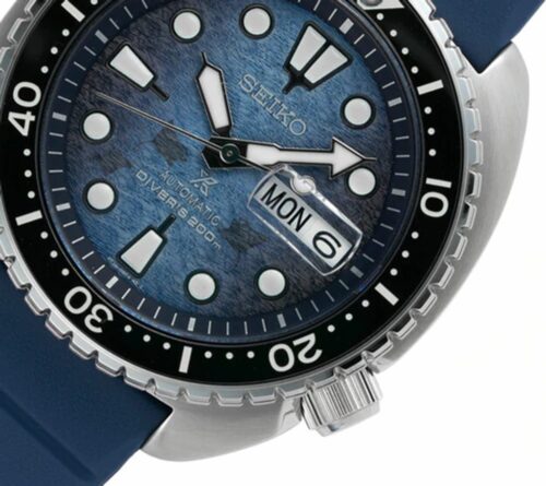 100846 SEIKO Prospex Save The Ocean SRPF77K1 detalj plavog brojčanika sa teksturom talasa i datumom.