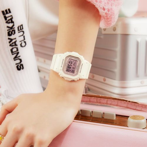 Casio BABY-G BGD-565-4ER zenski rucni sat toptaurus.rs Casio BABY-G BGD-565-4ER ženski digitalni sat sa krem narukvicom na ruci