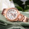 Casio BABY-G MSG-B100DG-4AER zenski rucni sat toptaurus.rs 3 Detalj LCD brojčanika sa kombinovanim prikazom vremena i funkcijama na Casio BABY-G MSG-B100DG-4AER. Ambijentalna slika