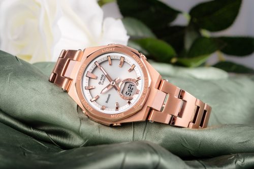 Casio BABY-G MSG-B100DG-4AER zenski rucni sat toptaurus.rs 3 Detalj LCD brojčanika sa kombinovanim prikazom vremena i funkcijama na Casio BABY-G MSG-B100DG-4AER. Ambijentalna slika