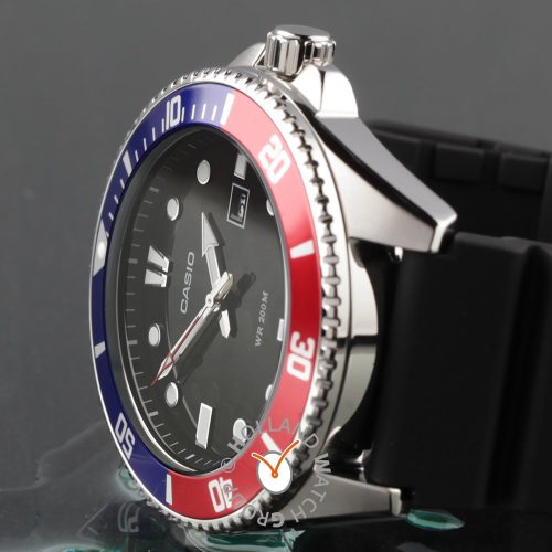 Casio MDV-107-1A3VEF muski rucni sat toptaurus.rs 2 Muški Casio MDV-107-1A3VEF detalj crnog brojčanika sa analognim prikazom i datumom.