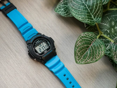 Casio W-219H-2A2VEF digitalni sportski muski sat toptaurus.rs 1 Ambijentalni pogled odozgo na Casio W-219H-2A2VEF sa prečnikom kućišta od 47mm.