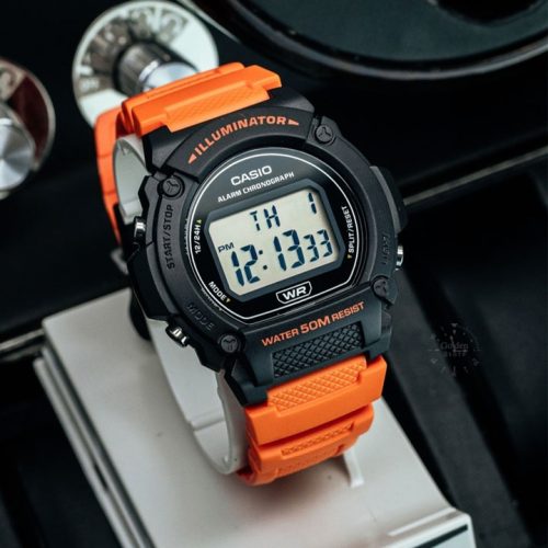 Detalj narandžaste narukvice i digitalnog prikaza na Casio W-219H-4AVEF