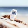 Ambijentalni prikaz belog kućišta i digitalnog prikaza na G-SHOCK DW-5600MW-7ER