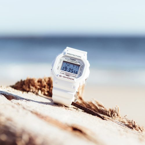 Ambijentalni prikaz belog kućišta i digitalnog prikaza na G-SHOCK DW-5600MW-7ER