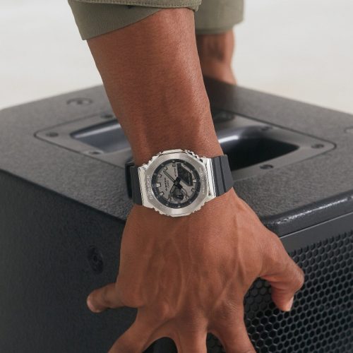 Muški sportski ručni sat G-SHOCK GM-2100-1AER sa naprednim funkcijama: štoperica, tajmer, LED svetlo i kalenda. Sat na ruci