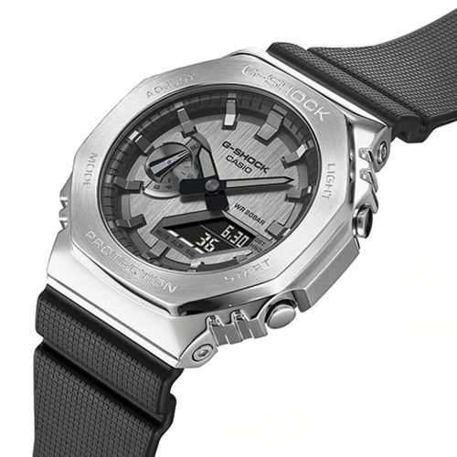 Bocni pogled na muški sportski ručni sat G-SHOCK GM-2100-1AER sa crnom resin narukvicom i klasičnom kopčom.