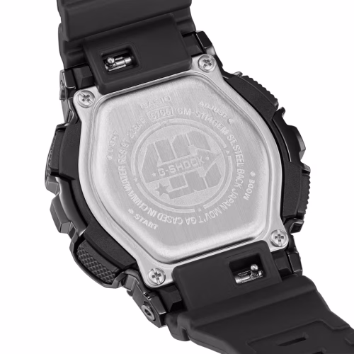 Ženski G-SHOCK GM-S110PG-1AER detalj sa zadnje starne rose-gold brojčanika sa analogno-digitalnim prikazom.