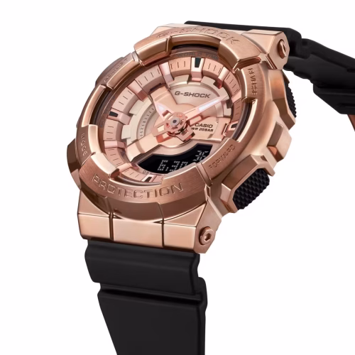 Ženski G-SHOCK GM-S110PG-1AER sat sa crnom resin narukvicom i rose-gold kućištem.