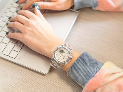 Ženski G-SHOCK GMA-S2100SK-7AER luksuzni sportski ručni sat sa transparentnim kućištem i belim brojčanikom na ruci.