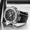 Muški G-SHOCK GST-W110-1AER solarni ručni sat sa LCD brojčanikom, kombinovanim prikazom i srebrnim kućištem. Bocni bogled u ambijentu teretane