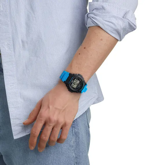 W-219H-2A2VEF_wristshot Casio W-219H-2A2VEF digitalni sportski sat sa plavom narukvicom na ruci.