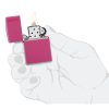 ZIPPO 49846ZL detalj laserske obrade dizajna slika u ruci