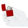 ZIPPO crveni metalik upaljač model 49475 dizajn slika u ruci