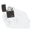 Elegantni crni ZIPPO upaljač 24756ZL ebony dizajn u ruci izgled