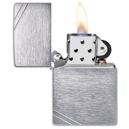Otvoren upaljač: ZIPPO Vintage Brush Chrome 230 – otvoren poklopac sa vidljivim mehanizmom