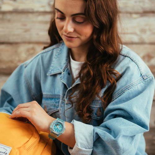 Ženski G-SHOCK GMA-S2100SK-2AER luksuzni sportski ručni sat sa plavim kućištem i narukvicom na ruci.