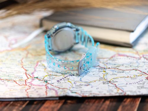 Ženski G-SHOCK GMA-S2100SK-2AER sat sa plavom silikon narukvicom i kućištem od karbonskih vlakana.