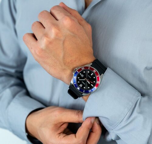 mdv-107-1a3vef_hand__94203 Muški Casio MDV-107-1A3VEF sportski ručni sat u srebrnoj boji sa crnom narukvicom na ruci.