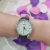 SEIKO SWR079P1 ženski ručni sat na ruci sa sivom kožnom narukvicom i belim brojčanikom