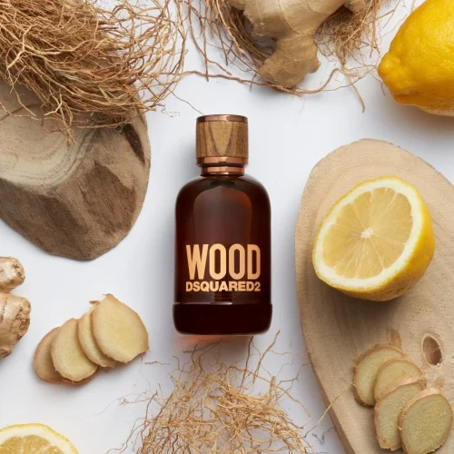 Muškarac koristi Dsquared Wood Set proizvode i odiše stilom i svežinom , mirisne note