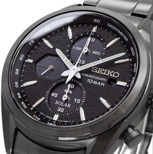 Detalj crnog čeličnog kućišta SEIKO Chronograph SSC773P1 sa prečnikom od 43 mm i safirnim staklom
