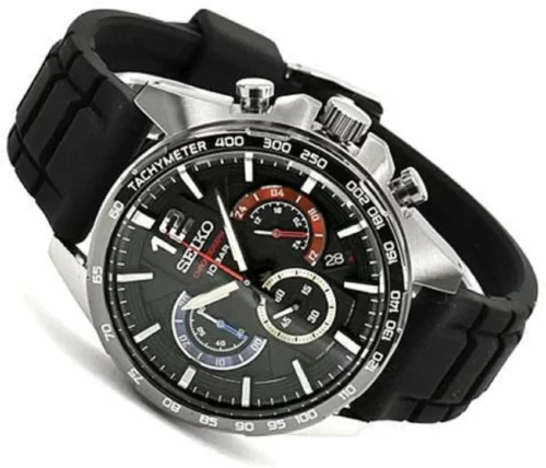 Detalj crnog čeličnog kućišta SEIKO Chronograph SSB347P1 sa prečnikom od 45 mm