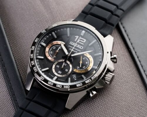 Detalj crnog čeličnog kućišta SEIKO Chronograph SSB349P1 sa prečnikom od 45 mm ambijentalna slika