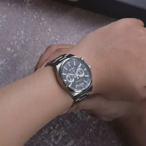 Seiko SSB405P1 muški hronograf sat na ruci – elegantan i sportski stil