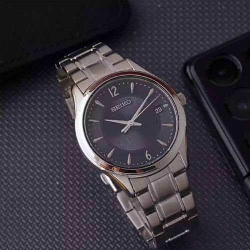 Ambijentalni pogled na SEIKO Classic SUR419P1 sa debljinom kućišta od 8 mm i elegantnim dizajnom