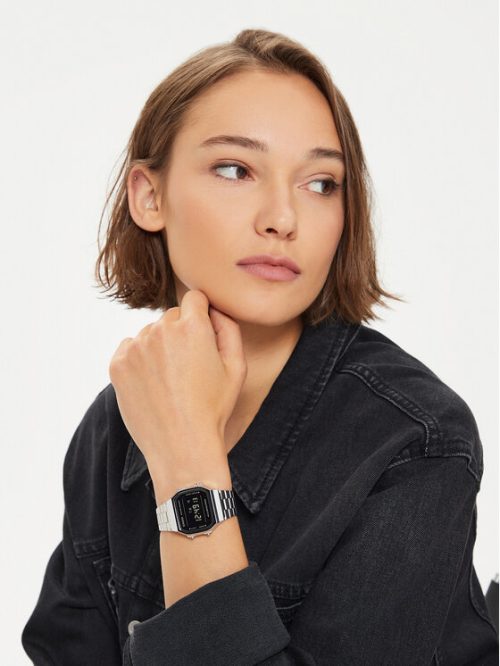 CASIO A168WEM-1EF unisex ručni sat na ruci zene, retro dizajn sa srebrnom čeličnom narukvicom