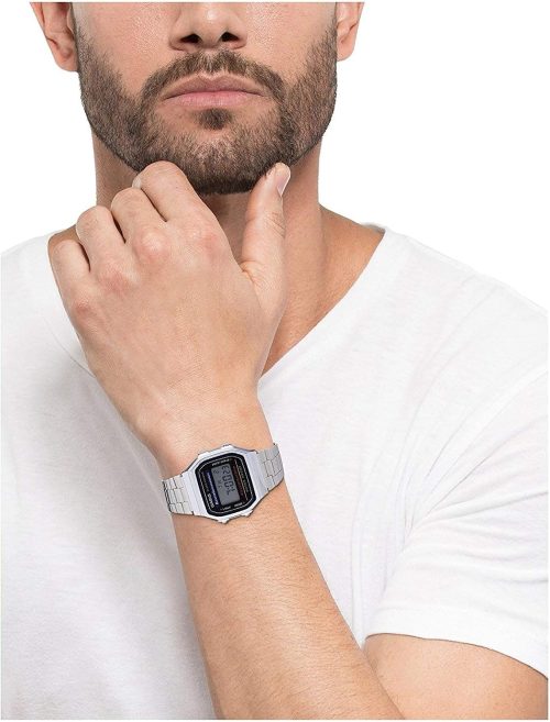 CASIO A168WEM-1EF unisex ručni sat na ruci muskarca, retro dizajn sa srebrnom čeličnom narukvicom