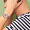 CASIO A168WEM-7EF unisex ručni sat na ruci muskarca, retro dizajn sa srebrnom čeličnom narukvicom