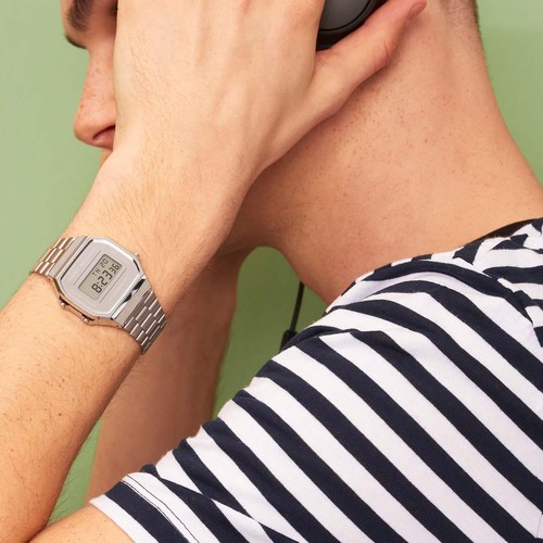 CASIO A168WEM-7EF unisex ručni sat na ruci muskarca, retro dizajn sa srebrnom čeličnom narukvicom