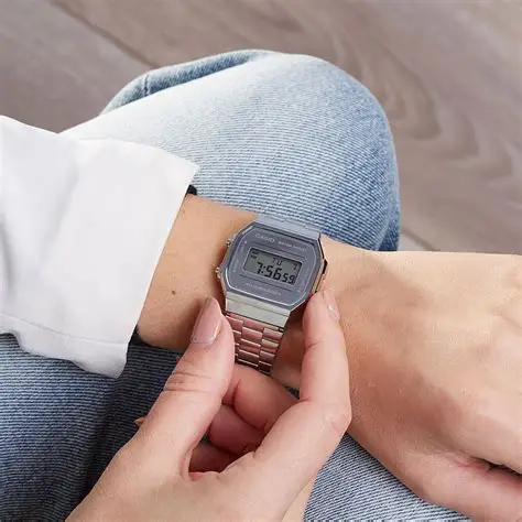 CASIO A168WEM-7EF unisex ručni sat na ruci zene, retro dizajn sa srebrnom čeličnom narukvicom