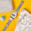 Detalj pravougaonog kućišta CASIO A168WEM-7EF sa dimenzijama 34mm x 38mm i srebrnim resin materijalom. Slika u ambijentu
